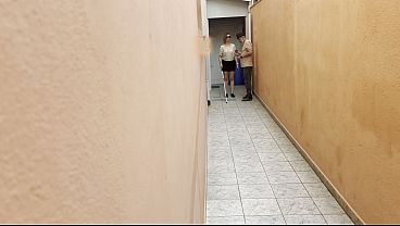 路地裏で盲目の女の子と鬼ごっこをする。