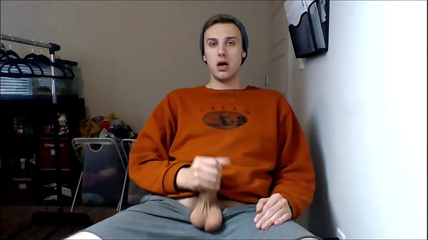 Download Video - STRAIGHT Frat BRO almost gets caught cumming in dorm to friends photo&excl;