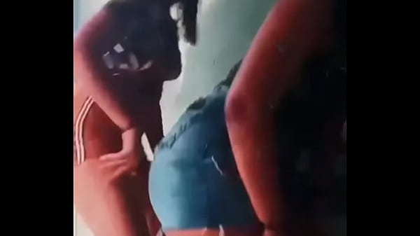 Dielly e Marielly dan&ccedil;ando pra o namorado