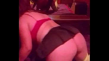 modela y se da vuelta