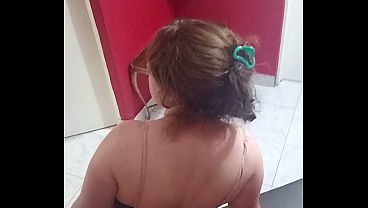 Sentada en la entrada de la habitacion modelando