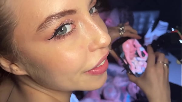 Horny Tattoo Girl Surprise Creampie After Blowj...