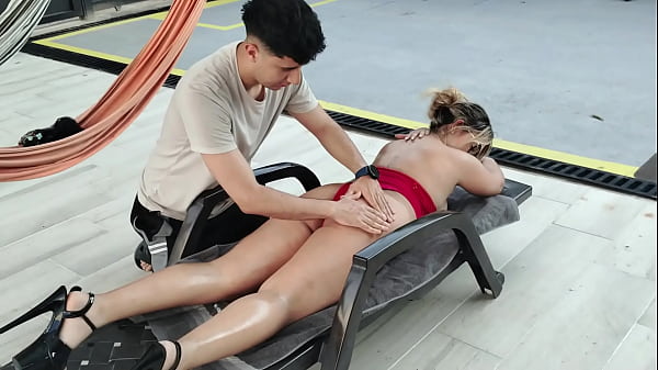A shy guy puts sunscreen on my ass, I end up getting really horny and let him fuck me with his big cock - JULIANA ROSE