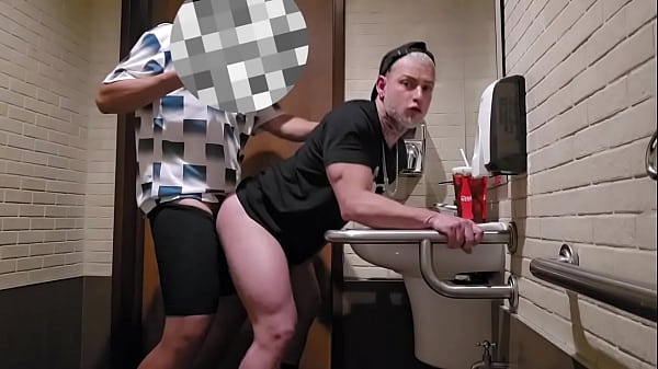 Download Video - Levando pau grosso no banheiro do shopping&excl;