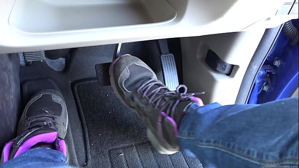 Shoes pedal pumping
