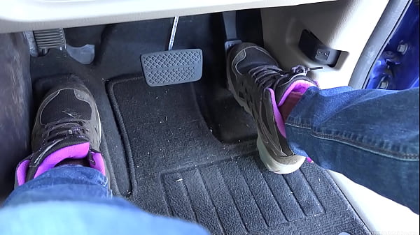 Shoes pedal pumping