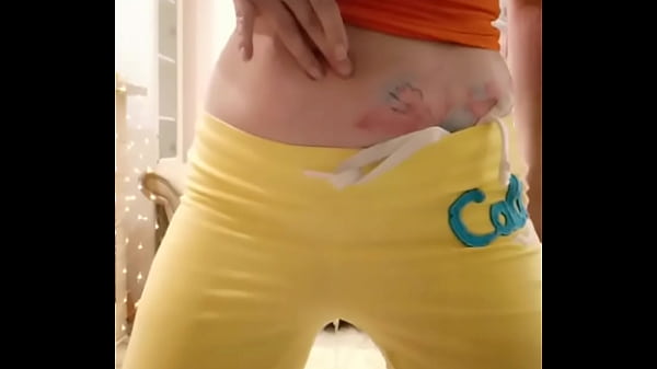 Golden lemonade in yellow yoga pants #pee #piss #wetpants #pantswetting #yogapants
