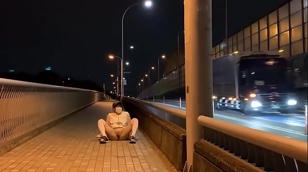 女装子まゆちゃんが深夜の橋の歩道でパーカーだけ...