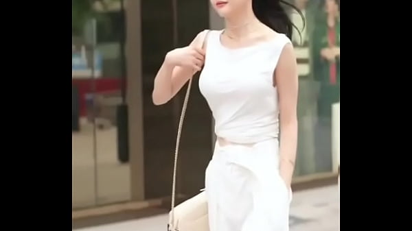 性感尤物潘南奎街拍露点，差点被摄影师占了便宜