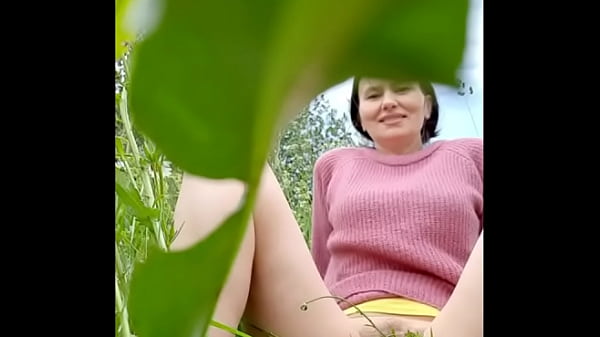 Download Video - Naked horny MILF in a chamomile field masturbates&comma; pisses and wards off a wasp &sol; Angela-MILF