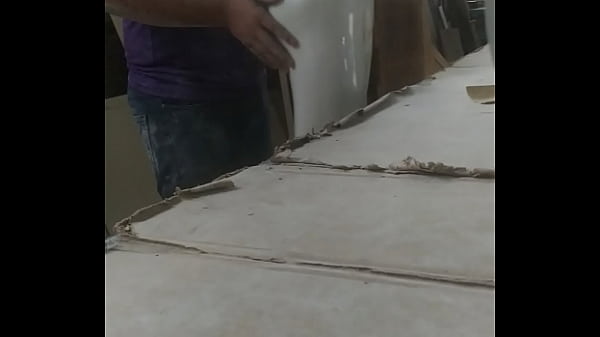 Gordinho comendo manequin de jeito