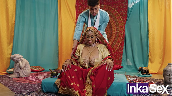 Download Video - Chudai - Milf Hind&uacute; de grandes tetas le es infiel a su esposo con masajista pervertido&period;