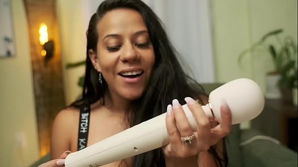 Big ass latina plays with magic wand and squirts