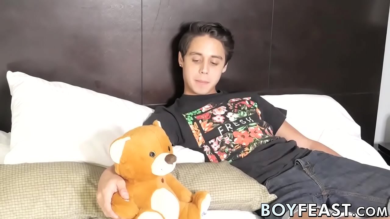 Jovencito lindo Jacobey London se folla a un gay con los ojos vendados en un trío
                    facial blowjob threesome masturbation gay twink bareback big cock big dick boyfeast jacobey london zachary stevens logan shepard muchos negros