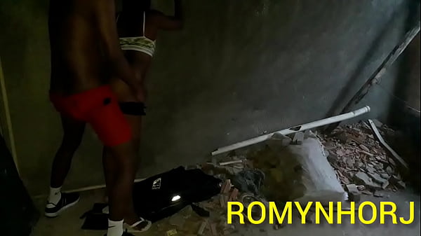 Download Video - MORENO DA FAVELA DO  RIO DE JANEIRO ESTAVA FAZENDO CAMINHADA&comma;E ENCONTROU UMA SAFADINHA QUE ADORA FUDER NA RUA