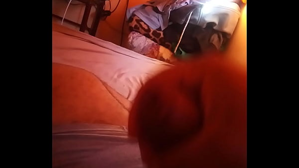 Brincando com minha rola doido pra fuder uma bu...