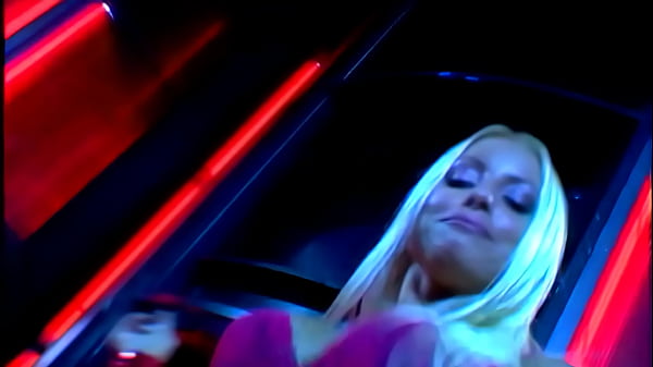 A Rebecca tem uma cinturinha e um rab&atilde;o que deixa qualquer um maluco...