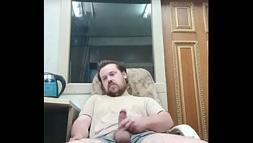 このゲイの男性は、自分のペニスを自慰する様子をスマートフォンで撮影するのが大好きなんです!