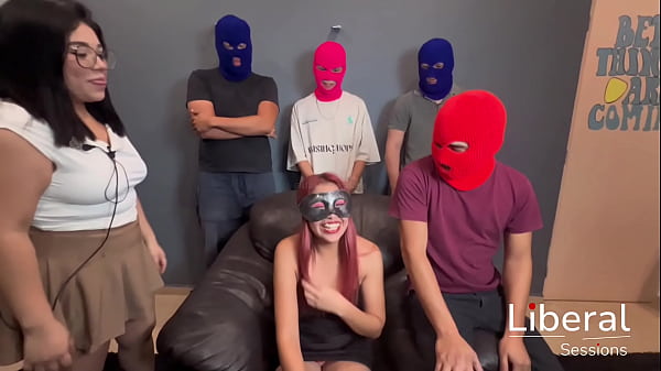 Flaquita hotwife jugando botella con singles y su cornudo esposo, le mama la verga a todos