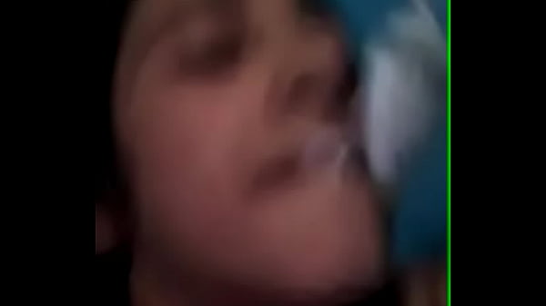 Un boludo 'comiendo' leche