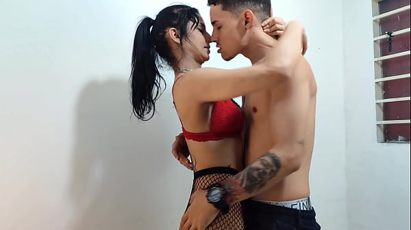 Beautiful MILF with a slim body arrives for a photo shoot that turned out to be a casting to film porn, the very perverted mature woman got very horny and ended up fucking the photographer until he came on her face