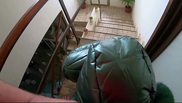 Érett kurva zöld kabátban szopásra és elélvezésre kész
