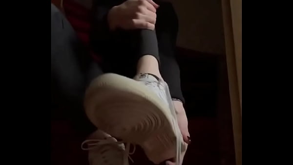 have a nice Thursday! ?Lie down and enjoy my sweaty feet! #blacksocks #feet #nikeairforce #fetisch ...