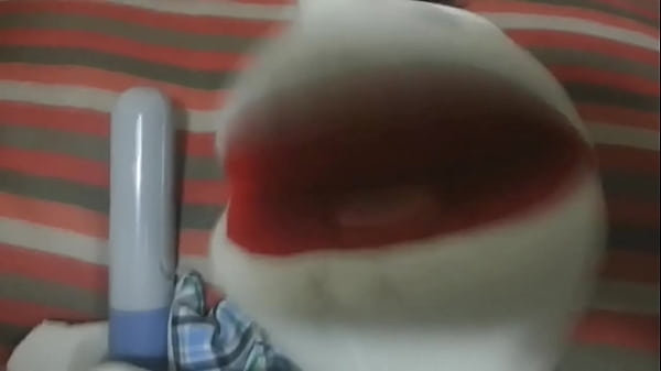 Download Video - Pupunha o boneco goy se divertindo com seu consolo