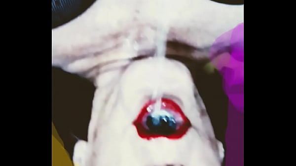 Side Show Slut Pisse Dans Sa Bouche