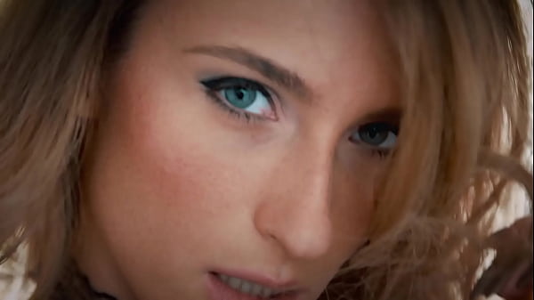 Fitting room la giovane ceca adelle gioca con le sue piccole mutandine e si scopa la figa bagnata