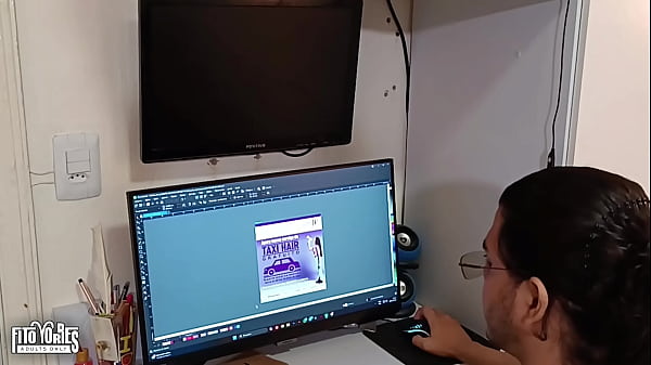 Achei esse gostoso num aplicativo, ele j&aacute; entrou em casa pelado e com o pau duro