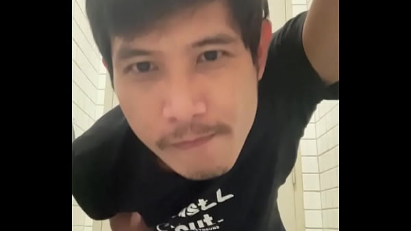 C'est Une Salope. Êtes-Vous Intéressé À Flirter Avec Moi?