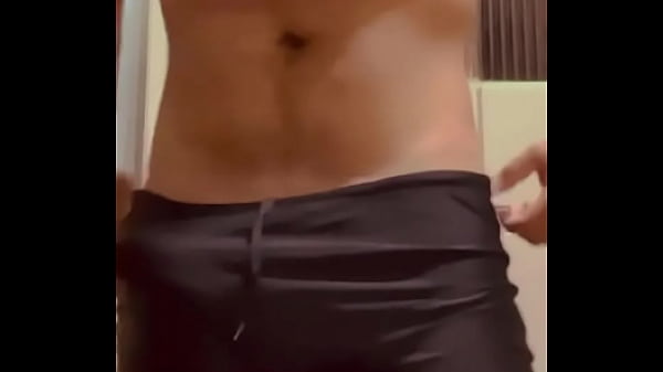 Molhado da piscina e de pau duro na sunga