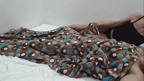 Mi amiga me busca en la cama para que le de duro