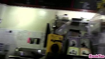 欲求不満の熟女ベレッタとコーラルがレズビアンのバスルームセックスのために脱出