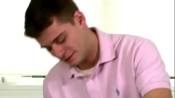 Sexy masseur sucks hard cock