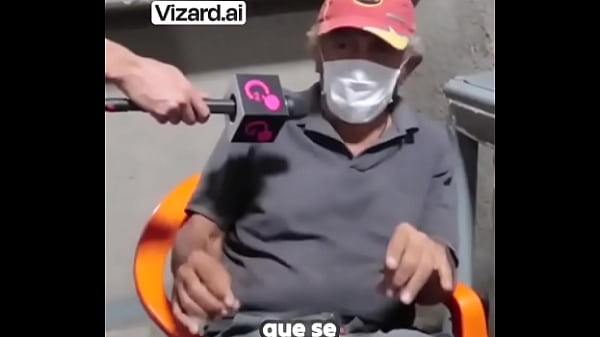 La dura realidad de un vendedor de periódicos #...