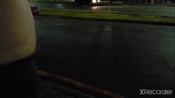 Pelado na ruas e ainda enfia um consolo anal