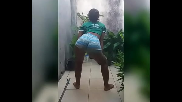 thumb young tail dancing
