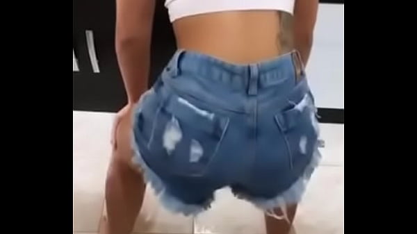 morena gostosa rebolando