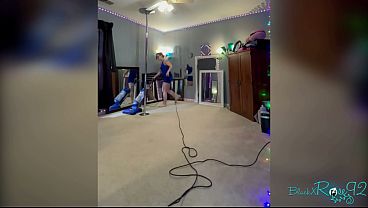裸足の主婦が掃除機をかける