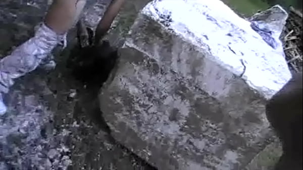bais&eacute; par un mec en exterieur en cockring et jo...