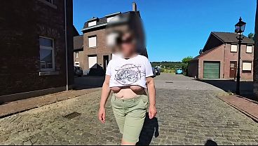 ブラジャーを着けずに街を歩く巨乳の熟女