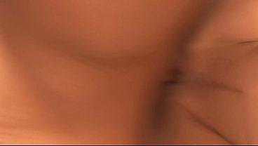 しかし、肉人形が近くになかったので、彼女は次善のものを見つけました。それは、2つの硬いディルドです...