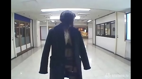Outdoor shame play of Arasa OL Nao exposed in the underground mall