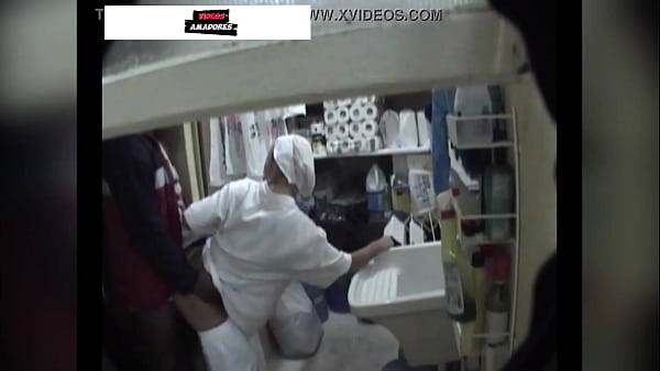 Motoboy has sex with restaurant cleaner between deliveries