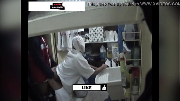 Motoboy has sex with restaurant cleaner between deliveries