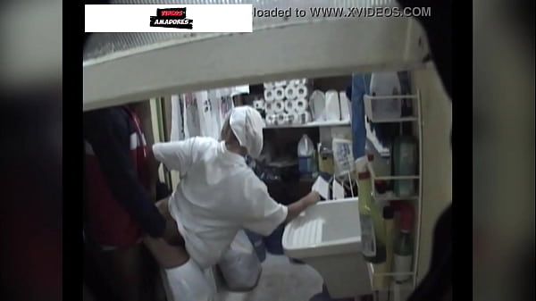 Motoboy has sex with restaurant cleaner between deliveries