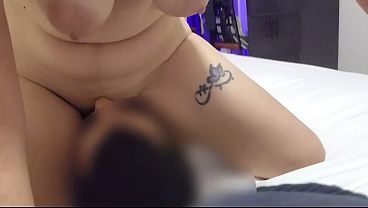 se me sienta en la cara con piernas abiertas para un delicioso oral