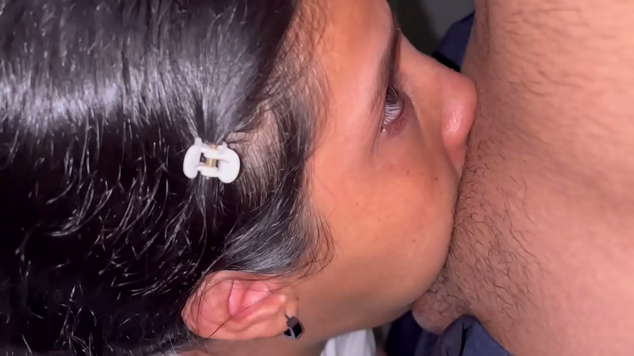 En el ba&ntilde_o me masturbo y pruebo hacer la garganta profunda